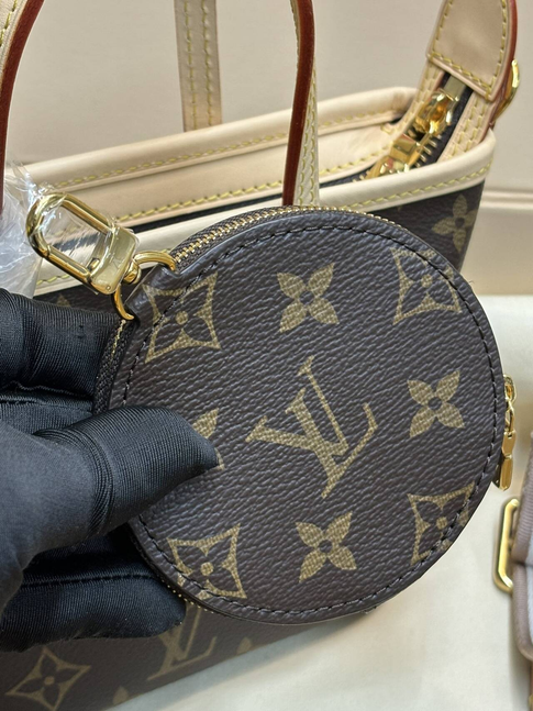 Round pouch detail